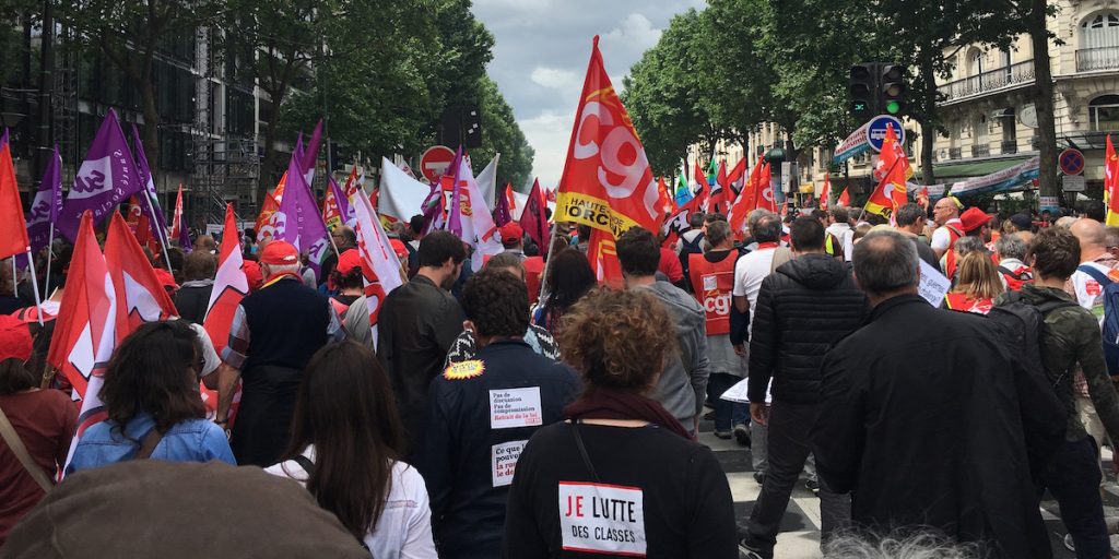 Régime autoritaire. Insurrection perlée.