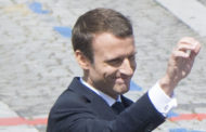 Macron regarde passer les trains