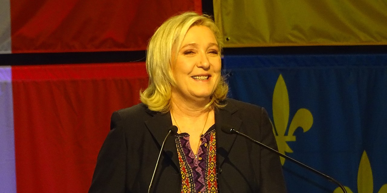 Le Pen fait les yeux doux au système