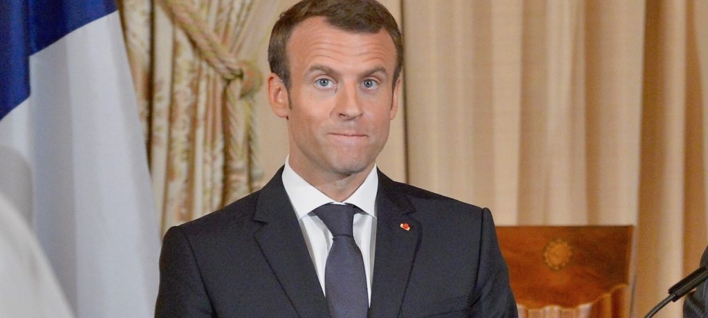 Macron invente le vernis politique bleu