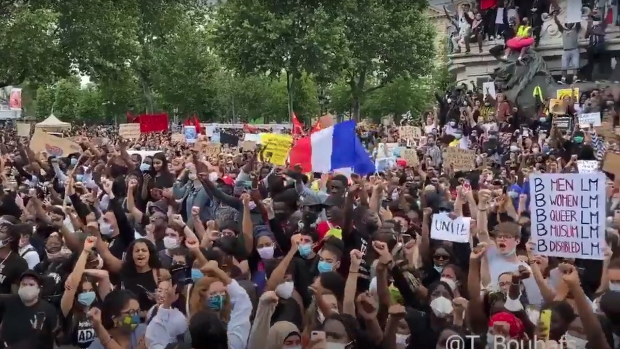 Interdiction illégale, salut nazi, gazage intempestif : la foule anti-raciste a résisté à toutes les provocations de la macronie